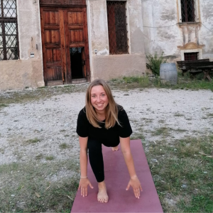 Yogatrainerin Christin Wolter auf Yogamatte