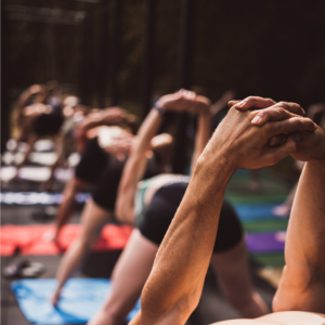 Yogagruppe beim Nature Warrior Bootcamp in Würzburg