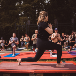 Yogalehrerin Christin Wolter vor Yogagruppe beim Nature Warrior Bootcamp in Würzburg